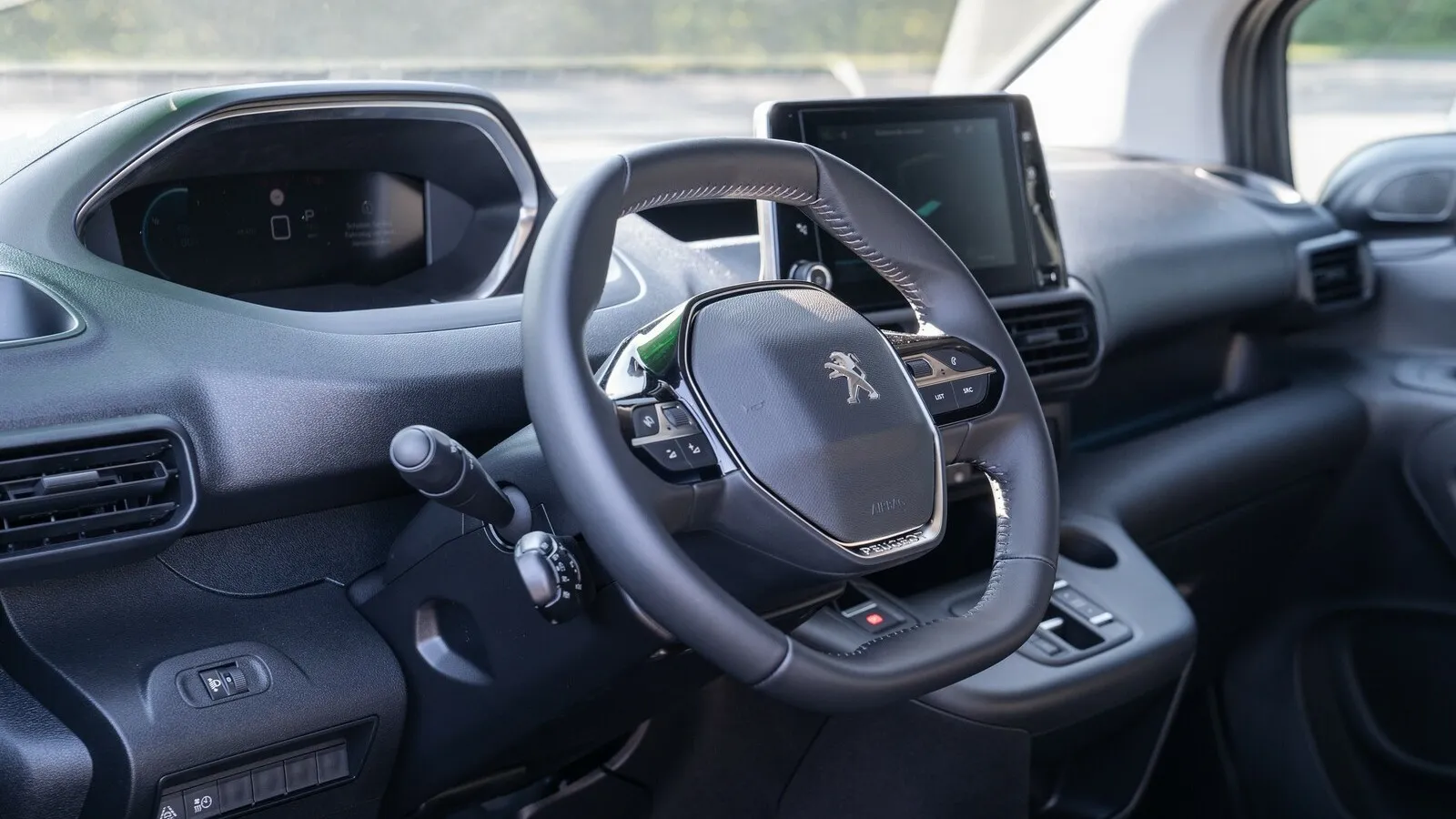 Peugeot geht mit dem typischen i-Cockpit jedoch seine eigenen Wege.